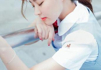 BoLoli菠萝社 – 随便一张图片，都能让人想要在马尔代夫红唇轻抿，王语纯的原图就是这样的魔力。