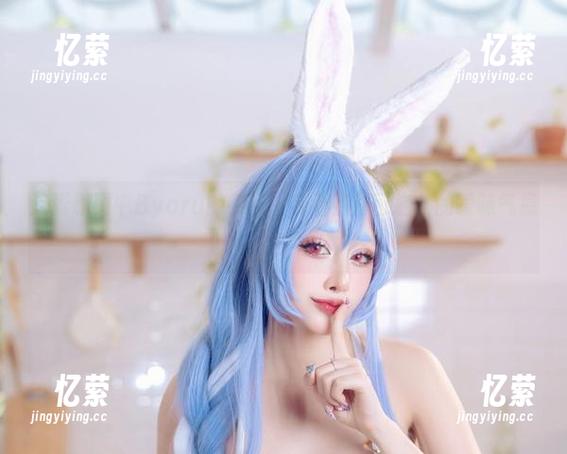 这张原图中Byoru的裸足，带着点不可名状的暧昧气息！