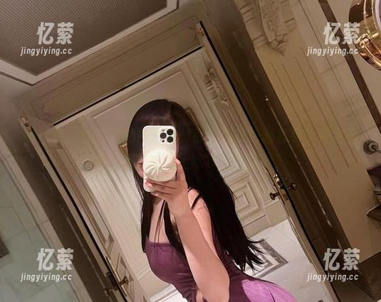 MIYA 微密圈 - 照片里的MIYA和那个连体瑜伽套装,完全看不出我在沙发上吃零食的尴尬。
