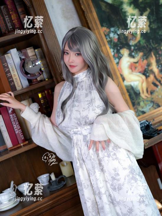 在男女之间搭台跳舞，“Machi马吉”让女孩美图散发着奇怪又迷人的魅力。