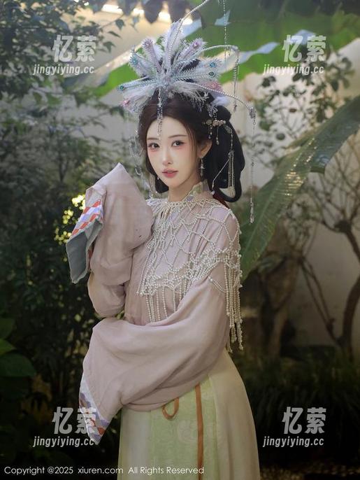 Xiuren秀人网-Elise谭晓彤 Xiuren秀人网 - 运动照片,Elise谭晓彤教你如何优雅摔倒和故作镇定!