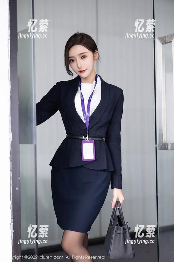 Xiuren秀人网 - 红裙控的福利：伊一Moon的高清套图，让你过目不忘，心里默念：我的衣柜也要有一条！