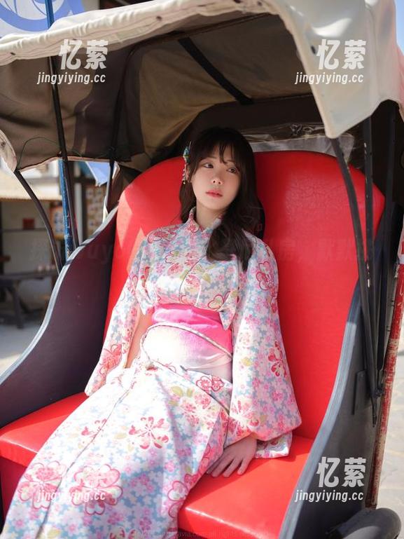 探访wuyo(우요)的比基尼私房，默默挑逗你的眼神