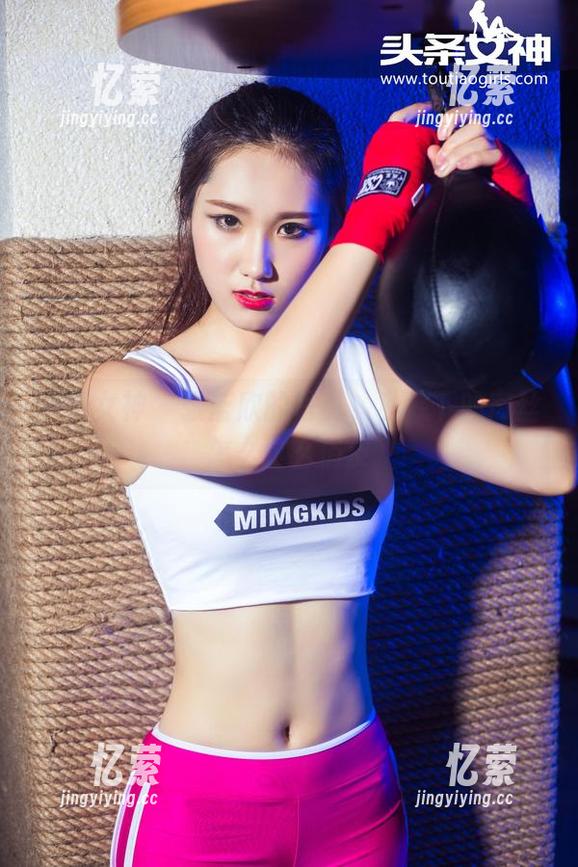 头条女神 - 张蓝欣的写真，私底下的肉丝怎么这么俏皮