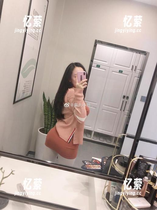 微密圈 - 写真时间，宸大小姐如何把裤里丝撩得别具一格？
