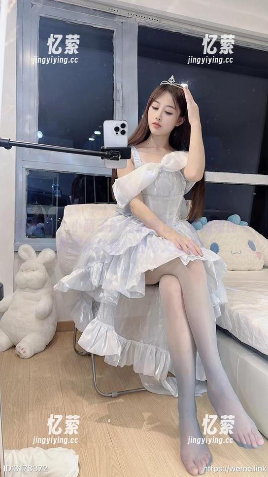 微密圈 - 小萌子的私拍图包：看她如何与死库水共舞，轻松又诙谐！