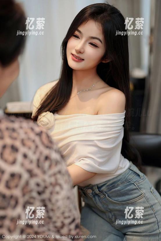 尤蜜荟 - 睡衣写真那种随意感，唐婉儿Lucky的原图却显得怎么都不简单。