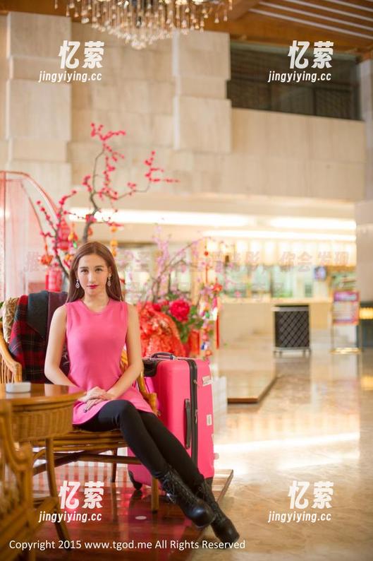 推女神 - 当无圣光遇上谭晓彤，你会发现美图里的“剧情”真奇怪