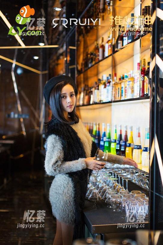 推女神 - 自言自语：私拍里，陈嘉瑶AYomiabe与奶牛，这搭配算什么呢…略尴尬？