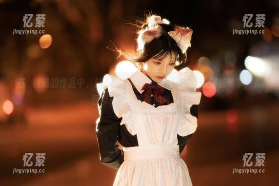 在桜桃喵的作品中，这位“姐姐”仿佛有着不为人知的故事，美图带来一丝暧昧的气息。