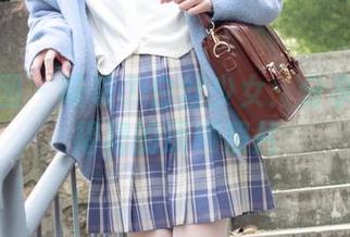 森萝财团 – 吸吸の白丝少女：分享一张百褶裙的逗趣照片