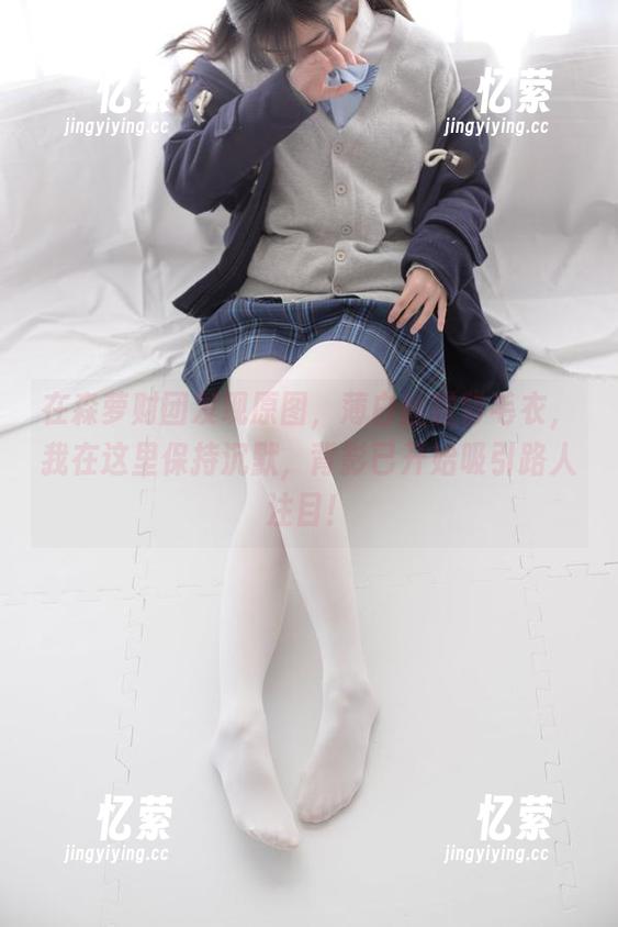 在森萝财团发现原图，薄白丝露背毛衣，我在这里保持沉默，背影已开始吸引路人注目！