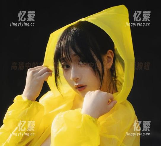 高清中的制服惊艳，浅安安的魅力让下载按钮追不及。