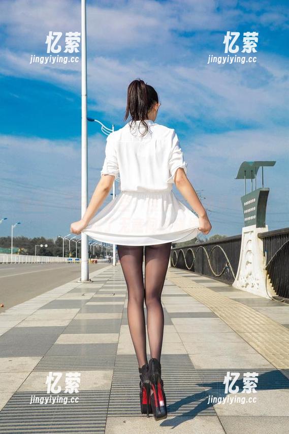 爱丝-佳慧 爱丝 - 不只是镂空:佳慧的原图写真集构成了无意间的碰撞