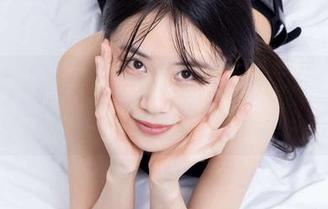 物恋传媒 – 菲菲过得可真洒脱，这私房图集真像流年里的“花瓶”。