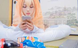 “白易子教主”的高叉毛衣写真，谁说只能在家穿？