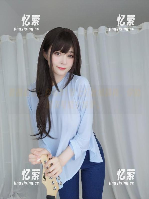 套图盛会：白银81穿上红丝绒旗袍，你的朋友可能会嫉妒。
