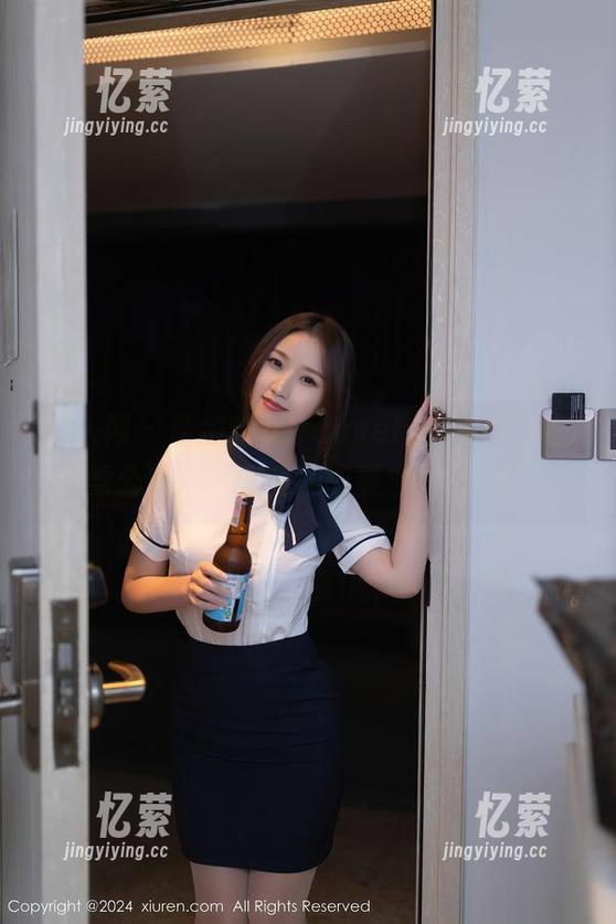 秀人网 - 私拍时刻，Lovely璐璐化身白雪公主，你问我还能要求更白吗？