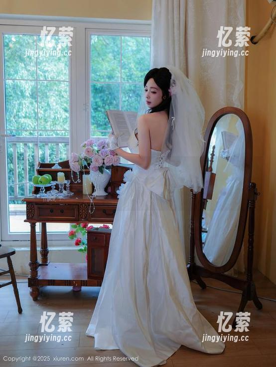 秀人网 - nancy小姿泳装写真—水面下的渴望，不是泳衣吗？