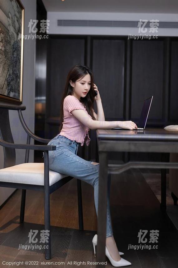 秀人网-小兔纯纯 秀人网 - 奇怪的搭配:小兔纯纯和无圣光制服,居然在图片中找到一种独特的和谐。