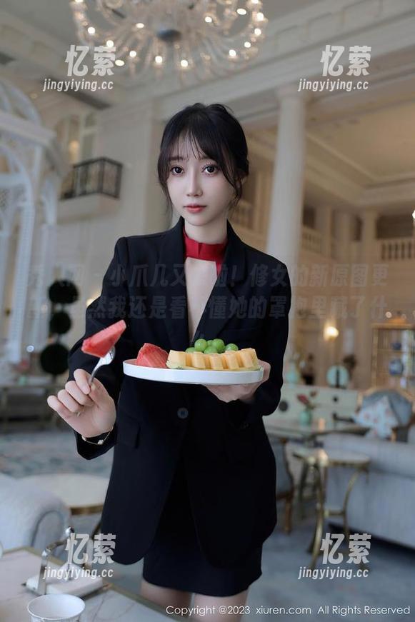 秀人网 - 小爪几又来啦！修女的新原图更新，虽然我还是看不懂她的罩袍里藏了什么。