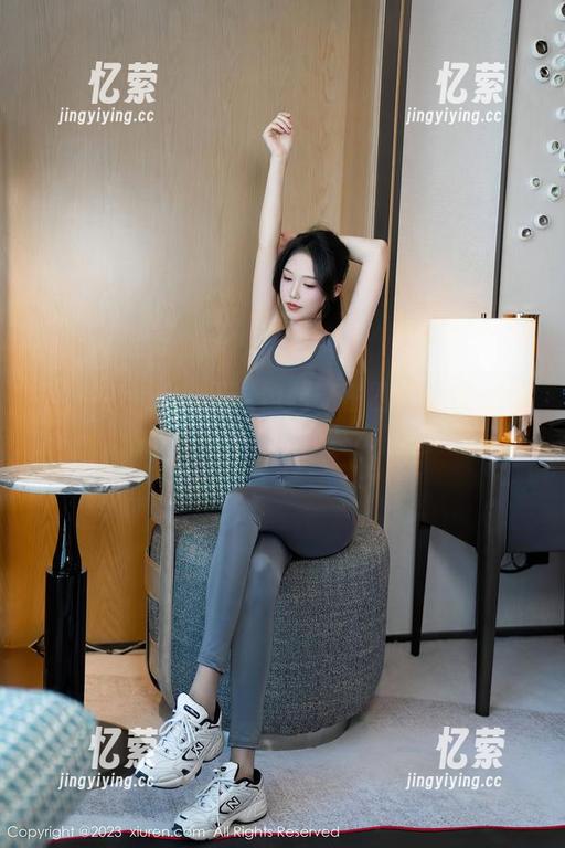 秀人网 - 从未见过如此光芒四射的小纯子，私拍原图居然让她变身成为女王！