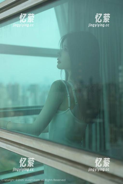秀人网 - 徐微微mia的作品意外分享：修女装扮，开始不走寻常路