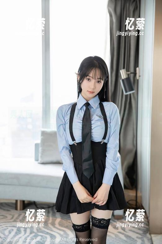 秀人网 - 王馨瑶yanni与泳池的水波嬉戏：原图里的无尽壁纸想象