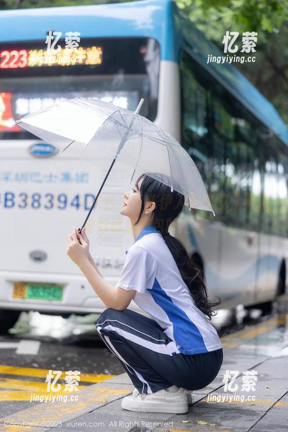 秀人网 - 在天台上？陈伊人的美图，真该好好琢磨图包的选择