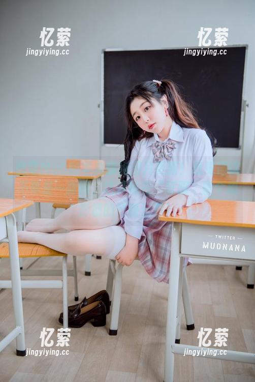 穆零Mu0的羊角旗袍图片更新！我觉得这不单是一张图，这是她在“征服”整个摄影棚的策略示范！