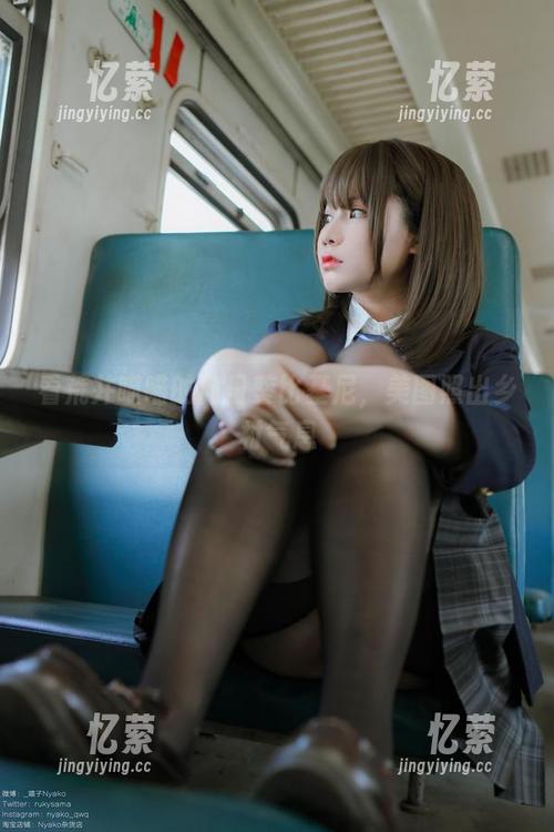 荒井喵喵 看荒井喵喵的向日葵比基尼,美图照出乡村气息