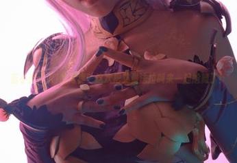 蓝小沂KiKi的写真？这次把艾雅法拉叫来一起尬舞了！