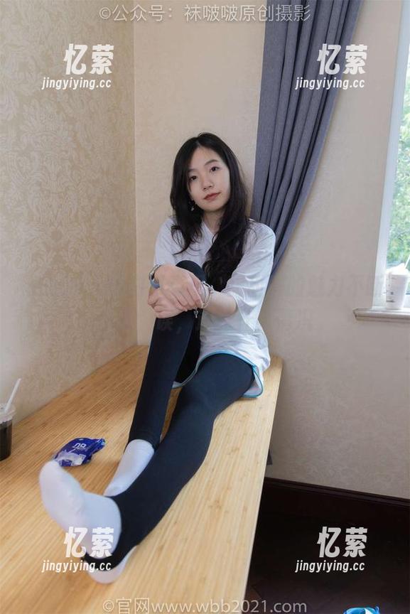 袜啵啵-甜甜圈 袜啵啵 - 黑白写真里,甜甜圈的魅力不断升温,诶,这是什么情况