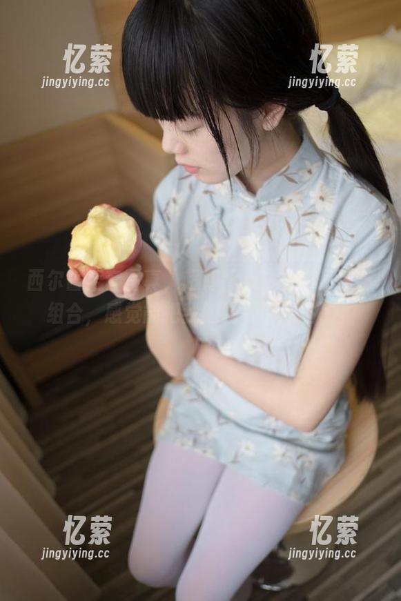 西尔酱 西尔酱全套写真,超薄背心与白色吊带袜组合,感觉能把我的脑袋都迷住了。