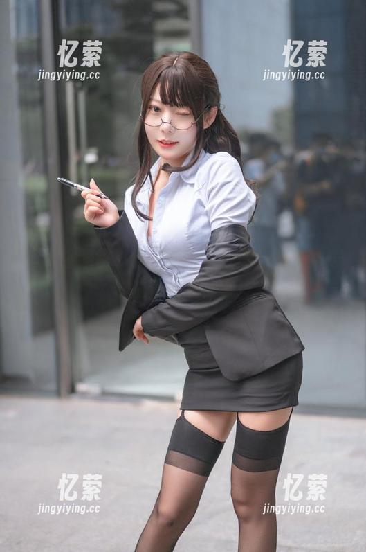 香草喵露露 香草喵露露小露出击:jk制服自拍不可思议的写真集分享!