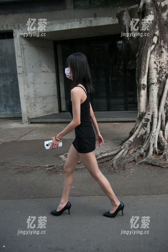 魔镜街拍 - 芝芝穿蓝色泳衣自拍无圣光，谁能想到泳池戏水这么有趣？