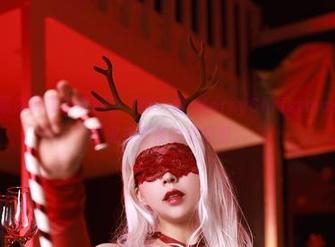 怎么又是黑白御猫的美图？“赤の森-MerryChristmas”让人生出很多奇怪的联想呢。